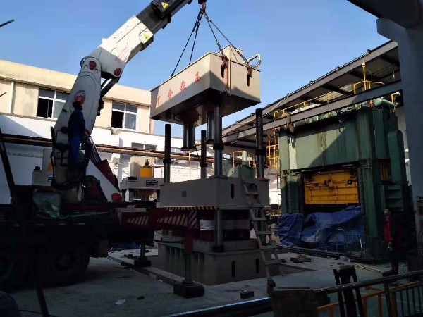 大型油壓機(jī)搬運(yùn)組裝